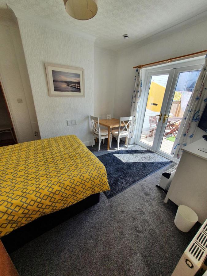 Singer House: Seafront Garden Flat with Parking Apartment Paignton Exterior photo